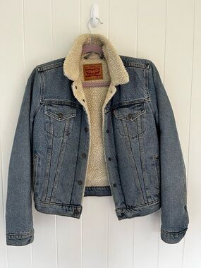 Levi’s Sherpa-Lined Denim Trucker Jacket – Classic Blue – Size S